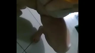 Novinha mijando no copo e depois tomando mijo