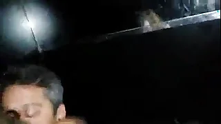 Com a esposa spoonful swing inner o amigo comendo