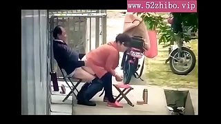 52zhibo&period;vip 监控农家小院大爷和姘头大白天在门前老汉推车