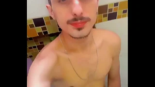 Masturba&ccedil;&atilde;o quente doll-sized banheiro&excl;