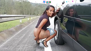 Samira Ferraz &eacute; flagrada fazendo xixi - Aniaty Barboza - Ed j&period;