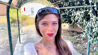 Jeune coquine d&eacute;j&agrave; d&eacute;vergond&eacute;e